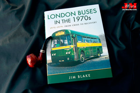"London Buses in the 1970s. 1975–1979 From Crisis to Recovery" (Autobuses de Londres en la década de 1970. 1975-1979 De la crisis a la recuperación)
