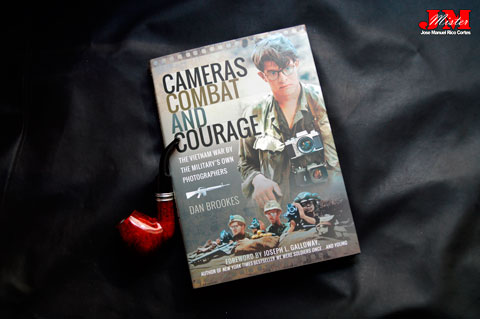 Cameras, Combat and Courage (Cámaras, combate y coraje. La guerra de Vietnam por los propios fotógrafos militares.)