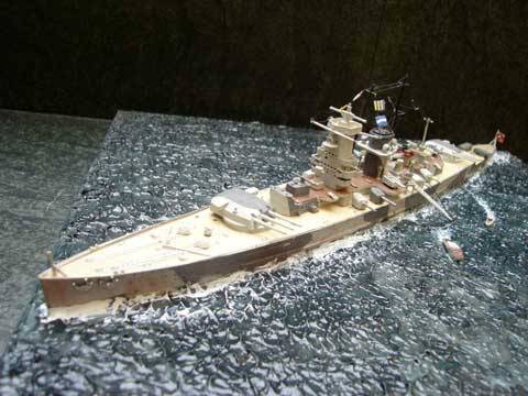 diorama naval del acorazado de bolsillo Admiral Scheer
