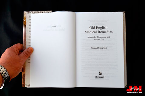 "Old English Medical Remedies. Mandrake, Wormwood and Ravens Eye" (Viejos remedios medicinales ingleses. Mandrake, ajenjo y ojo de cuervo)