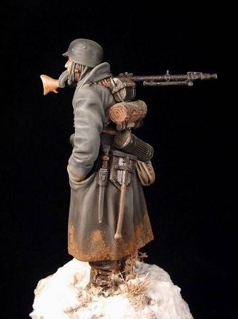 Esta pequeña Viñeta representa a la figura de un soldado alemán ( servidor de ametralladra )