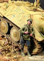 soldado sovietico apoyado sobre un Jagdpanzer 38 Hetzer aleman capturado haciendose la foto de recuerdo