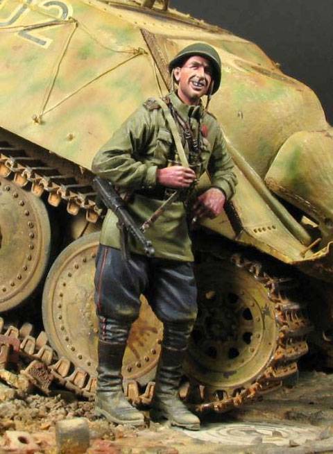 soldado sovietico apoyado sobre un Jagdpanzer 38 Hetzer aleman capturado haciendose la foto de recuerdo