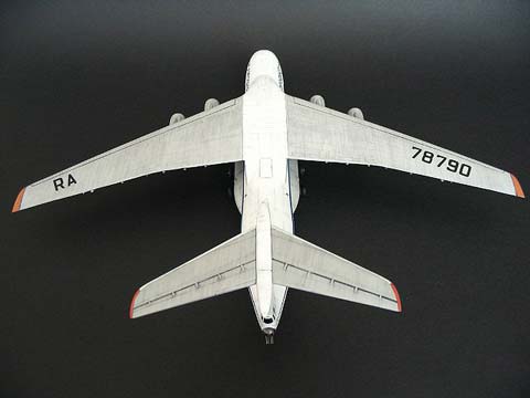 Avion Comercial Ilyushin Il-76 - Escala 1/14