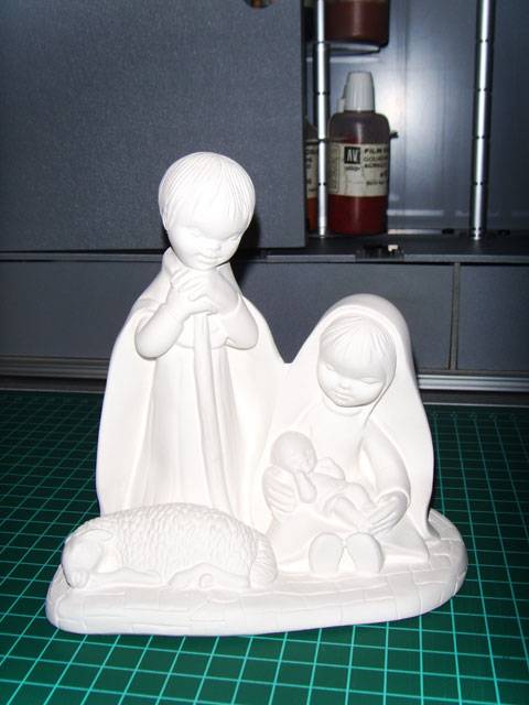 La figura lleva dos capas de imprimacion de Blanco Mate de Tamiya a pincel.