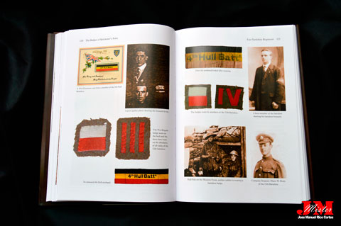"The Badges of Kitcheners Army" (Las insignias del Ejército de Kitchener)