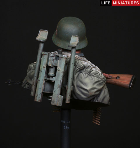 Busto en resina a escala 1/10 de la casa de miniaturas, Life Miniatures, representando a un Portador de Ametralladora MG42 de la División Totenkopf en Kharkov durante 1943.