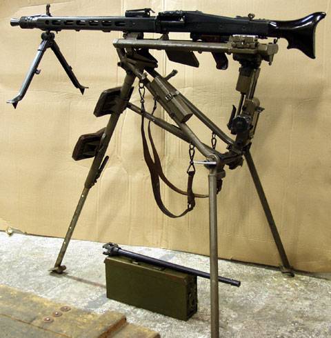 El equipo para una MG42 constaba de tres hombres: el tirador, el cargador (que llevaba la munición y los cañones de repuesto) y el observador
