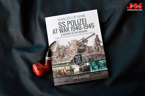 "SS Polizei Division at War 1940–1945. History of the Division" (División de la Policía de las SS en la Guerra. Historia de la División)
