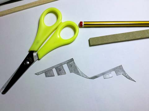 Hacemos un boceto de las bordas y nos preparamos una plantilla de papel, pasando los dibujos a DM del grosor adecuado.  