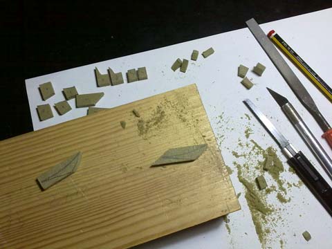 Usamos el juego de sierras manuales para cutter con su mango adaptador para ir cortando las pequeñas piezas.