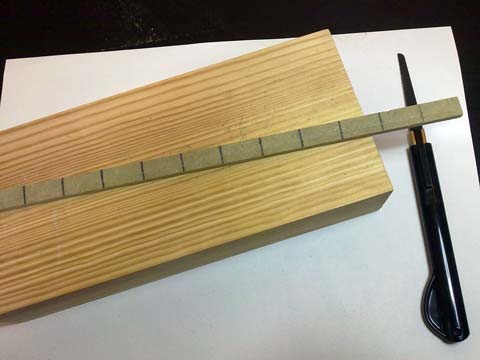 Usamos el juego de sierras manuales para cutter con su mango adaptador para ir cortando las pequeñas piezas.