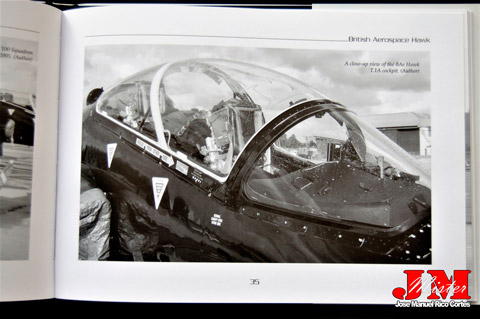  "Profiles of Flight: British Aerospace Hawk" (Perfiles de vuelo - British Aerospace Hawk)