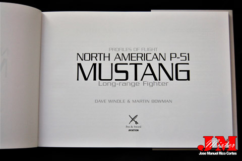  "Profiles of Flight: North American Mustang P-51" (Perfiles de vuelo - North American Mustang P-51)