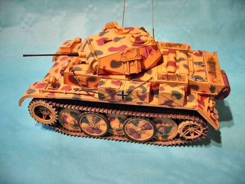 Magnífico Modelo de Panzerkampfwagen II (  PzKpfw II ) hecho de un recortable de papel.