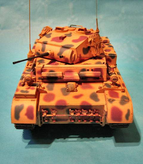 Magnífico Modelo de Panzerkampfwagen II (  PzKpfw II ) hecho de un recortable de papel. Foto 2 