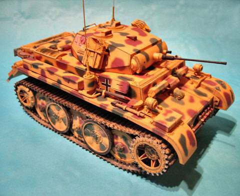 Magnífico Modelo de Panzerkampfwagen II (  PzKpfw II ) hecho de un recortable de papel. Foto 3