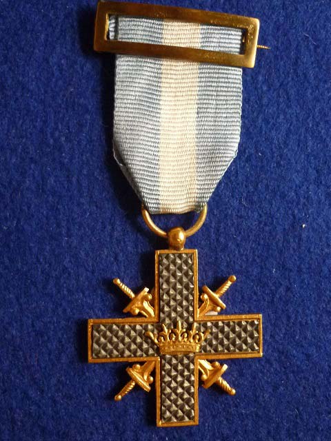 Cruz de Guerra modelo 1942, condecoración española por méritos de guerra, concedida a muchos combatientes de la División Azul por sus combates en la Unión Soviética durante la Operación Barbaroja.