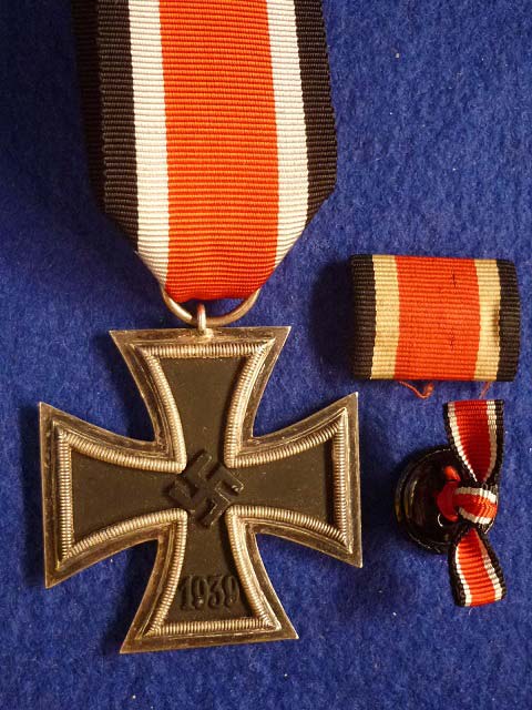 Cruz de Hierro de 2ª Clase 1939, quizá la medalla más icónica de la II Guerra Mundial, concedida por méritos de guerra desde la invasión de Polonia en 1939 hasta la caída de Berlín en 1945. 