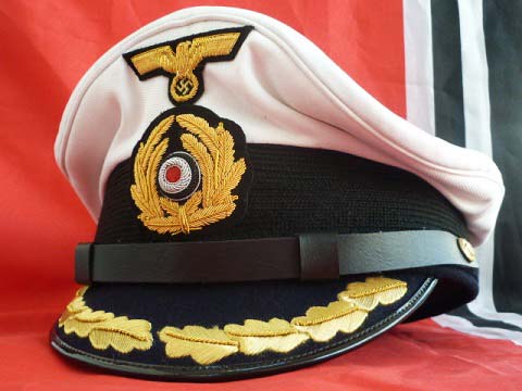 Reproducción de gorra de oficial de la Kriegsmarine, los comandantes de las temidas “jaurías de lobos” de U-Boot  vistieron este mismo modelo. 