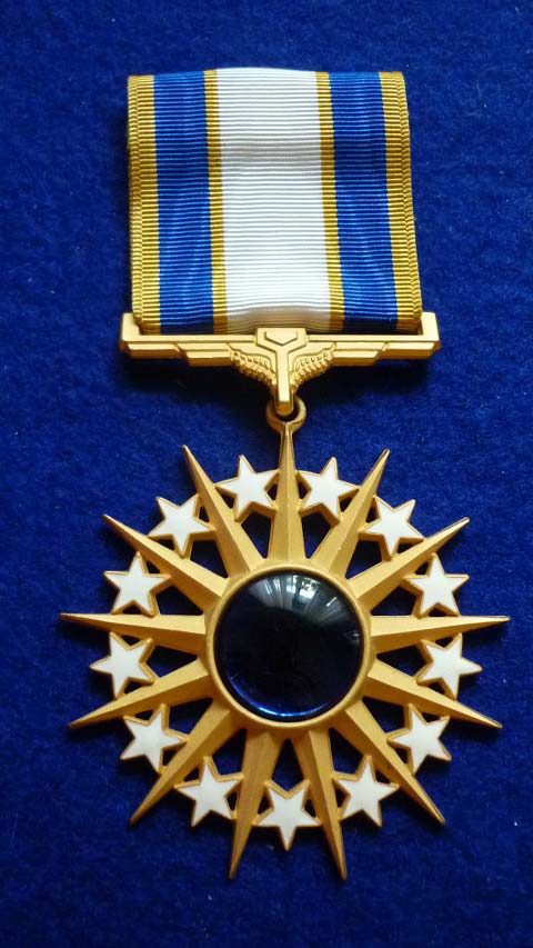 Medalla por Servicio Distinguido en las Fuerzas Aéreas Norteamericanas, una de las condecoraciones más altas concedidas por la USAF.
