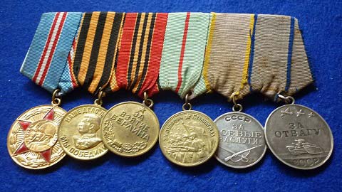 Pasadores soviéticos de la II Guerra Mundial, incluyendo las medallas de la defensa de Stalingrado y de la toma de Berlín.