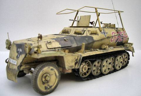Schutzenpanzerwagen SdKfz 251  (Vehículo para usos especiales) hecho de un recortable de papel o cartulina.