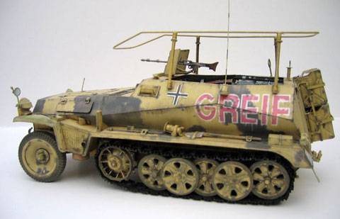 Schutzenpanzerwagen SdKfz 251  (Vehículo para usos especiales) hecho de un recortable de papel o cartulina.