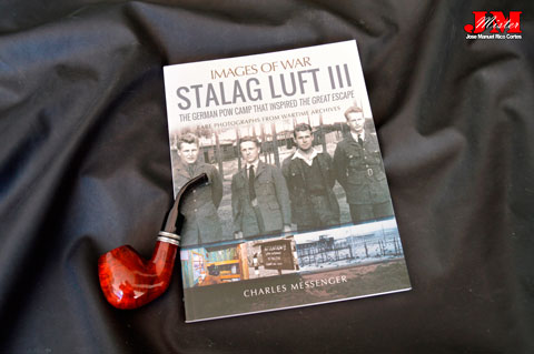 "Stalag Luft III. The German POW Camp that Inspired The Great Escape" (Stalag Luft III. El campamento alemán de prisioneros de guerra que inspiró a The Great Escape). 