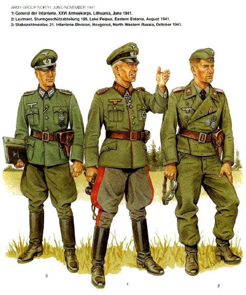 Oficiales alemanes al comienzo de la operacion Barbarossa. Notad que el teniente de panzers (leutnant) usa uniforme feldgrau en vez de el caracteristico negro usado desde la invasion de Polonia. Tambien el cuero de los cinturones es marron y no negro.
