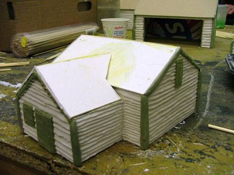 Cortamos a medida dos rectangulos de carton pluma y nos hacemos el tejado siguiendo el mismo orden y los mismos materiales antes citados.