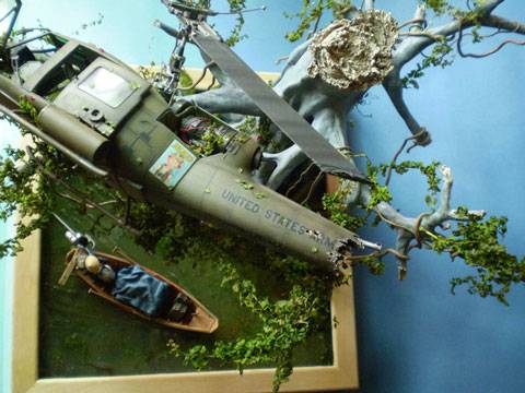 Un cañonero UH-1C de la 147ª cia de helicopteros de asalto del US ARMY reposa sobre los árboles de Long Xuyen