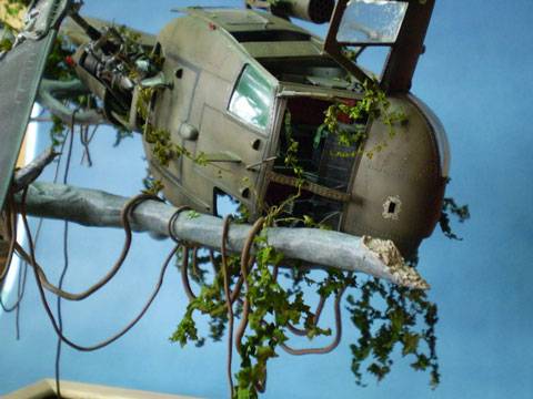 diorama de un Helicoptero UH-1C Derribado 