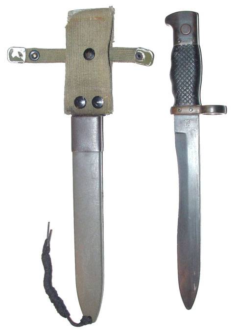 Bayoneta con su funda perteneciente al cetme
