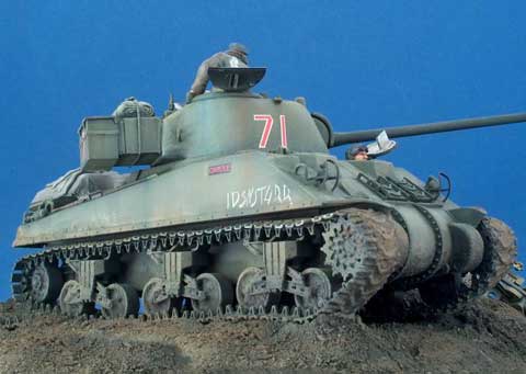 Diorama a escala 1/35 de un Sherman en combate pasando al lado de restos de otros vehiculos.
