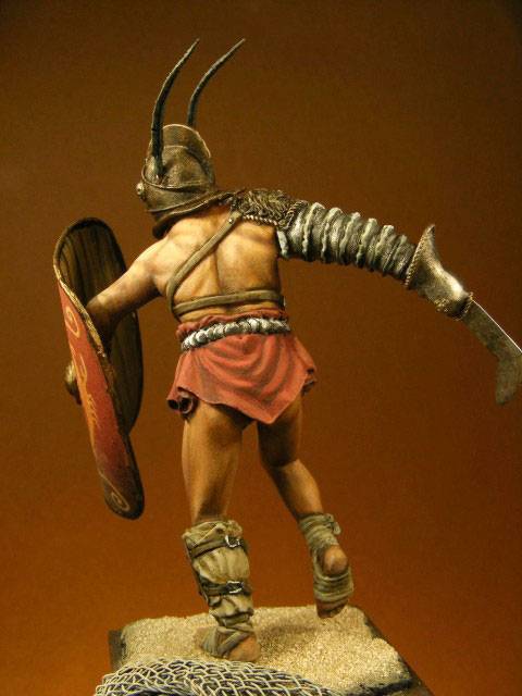 La viñeta representa la figura de un gladiador durante los juegos del Circo Romano en combate en posicion de defensa