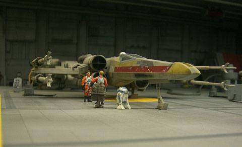 Luck y R2D2 en Hangar - Base Rebelde de Star Wars
