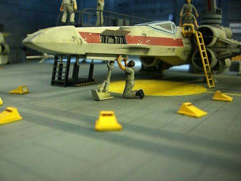 Mantenimiento de X-Wing en Hangar - Base Rebelde de Star Wars