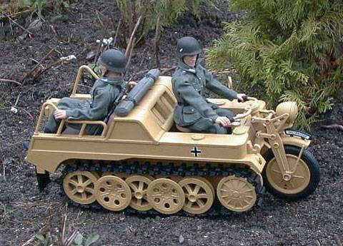 El Kettenkrad es un pequeño vehículo todoterreno blindado mitad moto mitad oruga 2