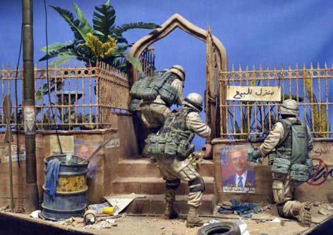 Magnífica viñeta/diorama ambientada en Irak de un grupo de soldados peinando una calle casa por casa en busca de terroristas o insurgentes. 