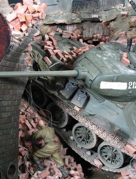 El Tanque Ruso se ha venido abajo del puente tras el derrumbe de este por impactos de las cargas alemanas 