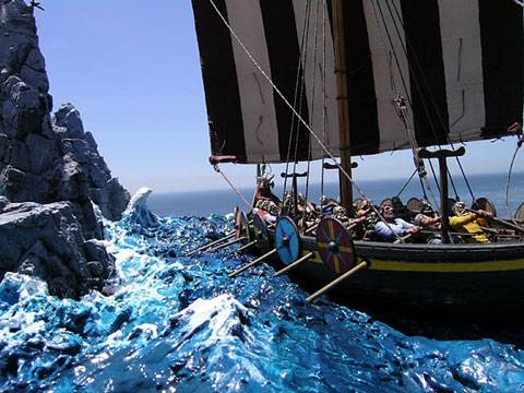 Diorama naval a escala 1:35, representando a un barco vikingo atravesando un paso entre dos arrecifes salientes en el mar.