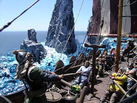 Diorama naval a escala 1:35, representando a un barco vikingo atravesando un paso entre dos arrecifes salientes en el mar.