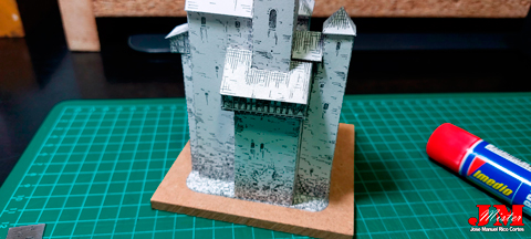 Recortable de papel o cartulina de un Castillo Medieval a una escala aproximada de 1/250.