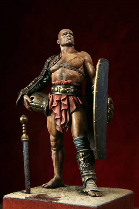 figura de un Gladiador en posición de descanso después de haber ganado un combate, mirando hacia el  público que llena el aforo en actitud desafiante.