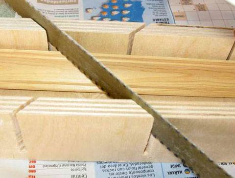 Caja de Ingletes de madera donde se cortan las molduras. 
