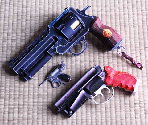 Recortable de Papel de la Pistola de Hellboy  a escala 1/1 ( Escala real ) comparado con otras pistolas 