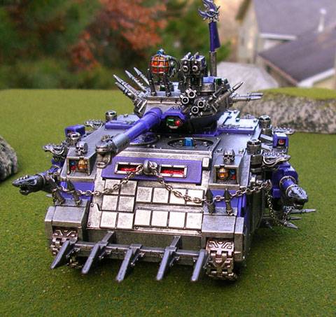 Vehículo de combate y asalto, armadao hasta los dientes, con capacidad para transporte de personal denominado Predator