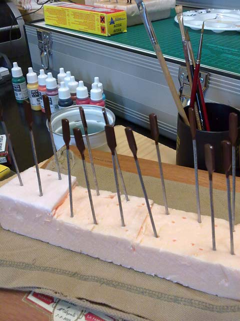 Para pintar los remos lo hice de igual manera, pintandolos en dos partes y dejando secar cada una de ellas mientras se encontraban introducidos en un trozo de poliuretano expandido rosa.
