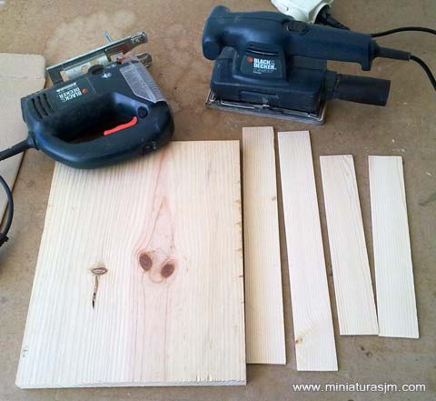 He construido la base cortando un tablero de pino macizo de 2 cm de grosor de 35cm x 27cm